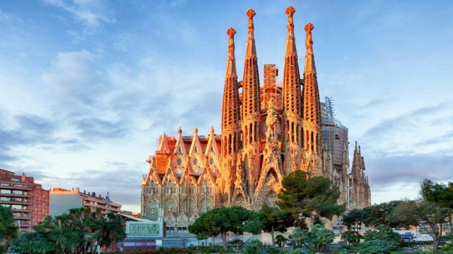 Hiszpania parki rozrywki Lloret de Mar obóz młodzieżowy 2024 Europa Park Gardaland katedra Sagrada Familia Barcelona